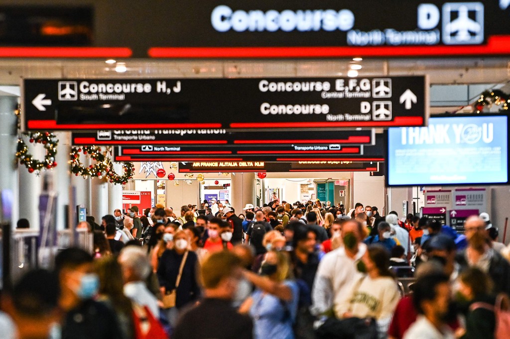 La gente se agolpa en el Aeropuerto Internacional de Miami mientras las cancelaciones de vuelos continúan perturbando los planes de Año Nuevo.