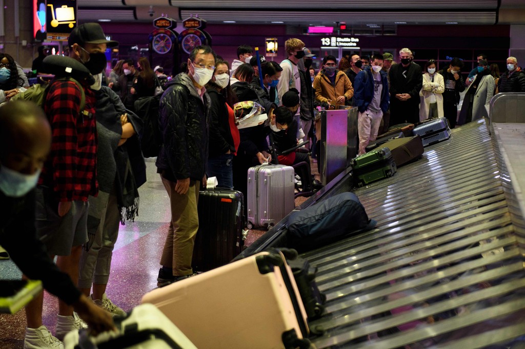 Los pasajeros esperan para recoger sus maletas en el Aeropuerto Internacional Harry Reid el 2 de enero.