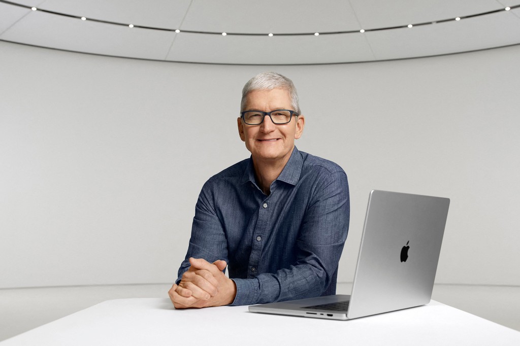 En esta foto publicada por Apple, el CEO de Apple, Tim Cook, posa con una nueva MacBook Pro durante un evento en línea para presentar nuevos productos en Apple Park en Cupertino, California.