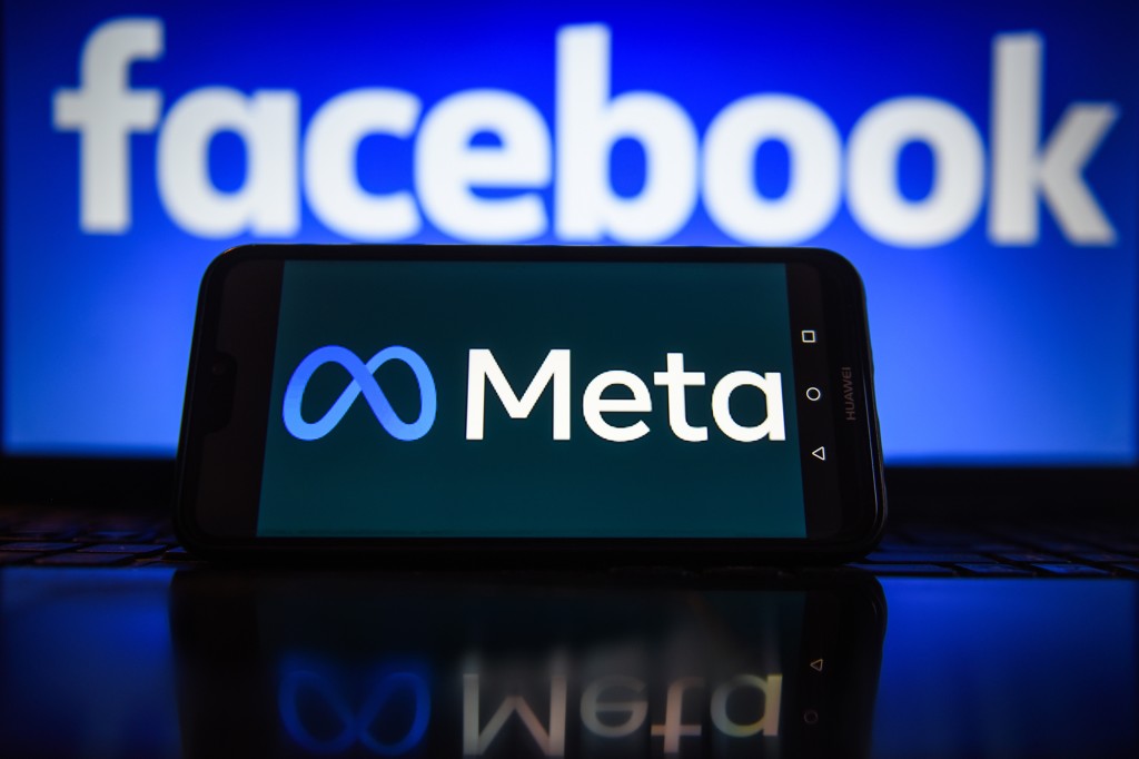 Logotipo de Facebook en el fondo con el logotipo de Meta en el frente. 