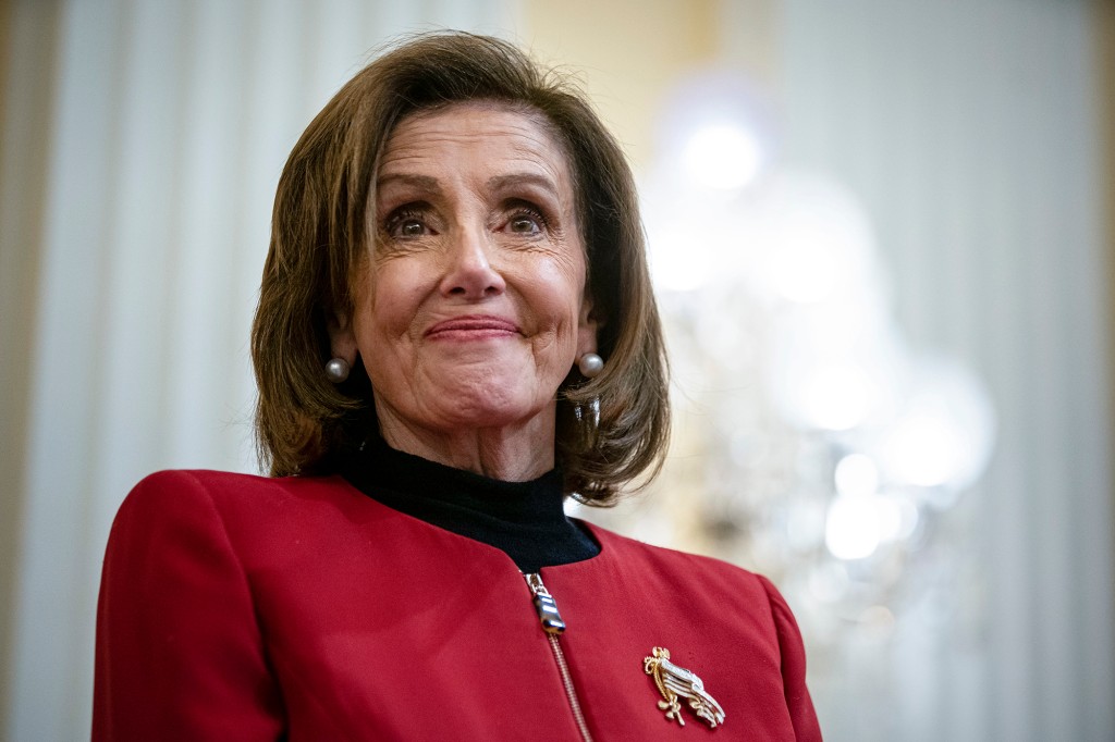 La presidenta de la Cámara de Representantes, Nancy Pelosi, de California, escucha un video con el elenco de "hamilton" el musical se reproduce durante una discusión con los historiadores Doris Kearns Goodwin y Jon Meacham en Capitol Hill en Washington.