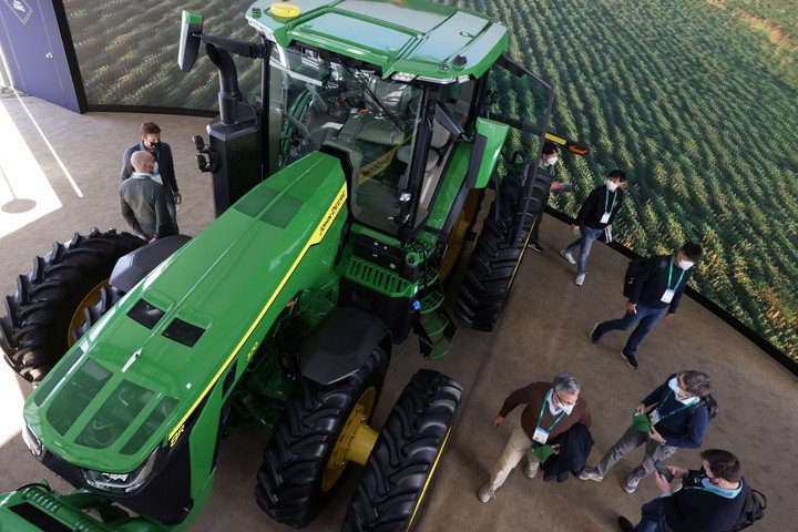 El tractor autónomo John Deere 8R.  Foto: AFP