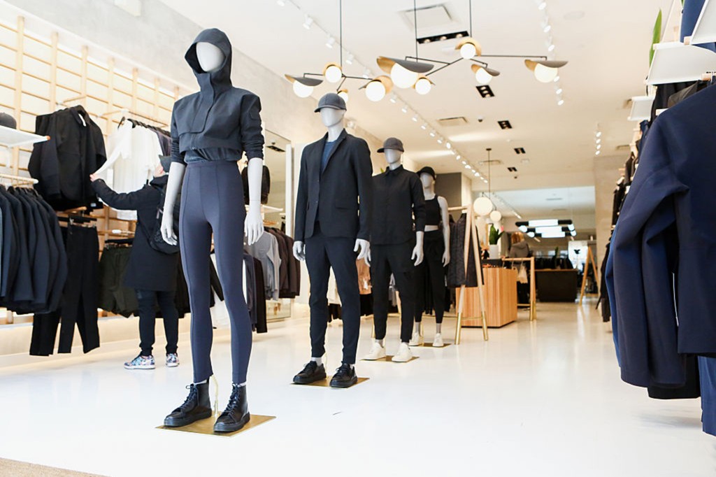 Maniquíes vestidos con ropa de Lululemon en una tienda.