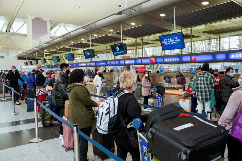 Los pasajeros hacen fila en el Aeropuerto Internacional John F. Kennedy después de que las aerolíneas anunciaran la cancelación de numerosos vuelos durante la propagación de la variante del coronavirus Omicron el 24 de diciembre de 2021.