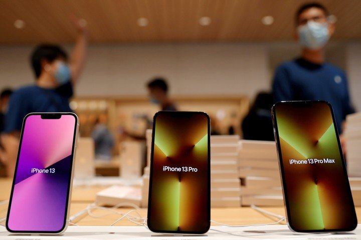 Varios usuarios en redes sociales cuestionaron el iPhone 13 por sus diversos inconvenientes técnicos, más allá de las llamadas.  Foto: REUTERS.