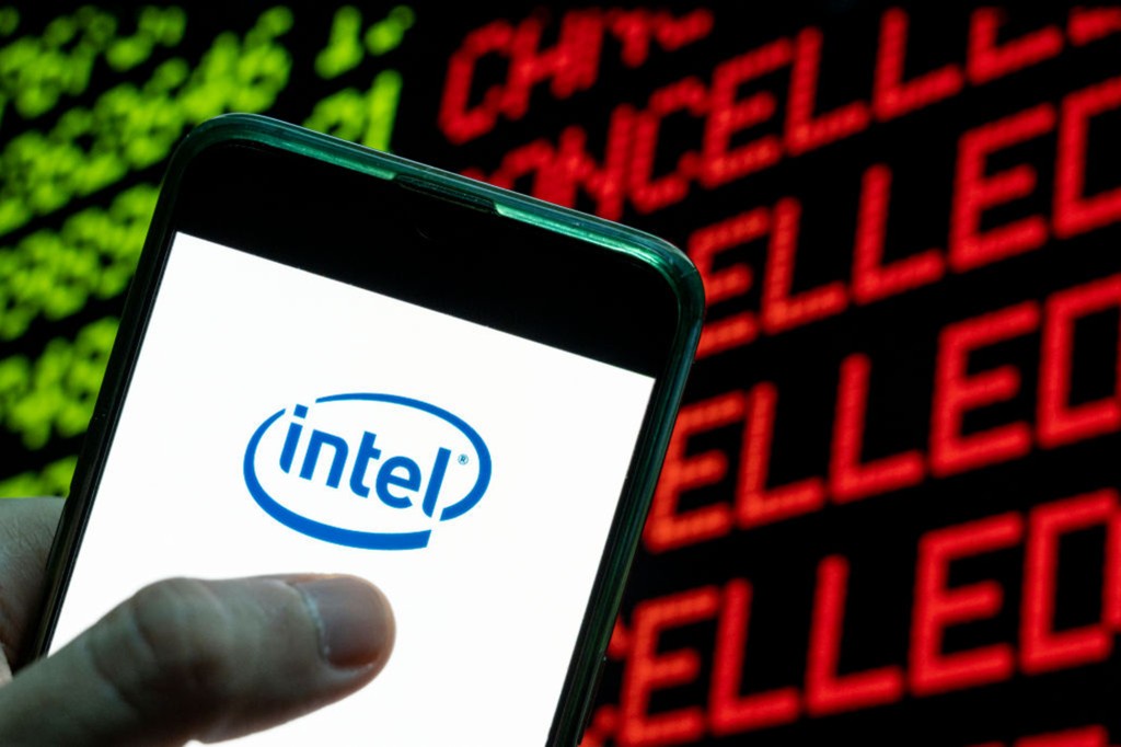 CHINA - 2021/04/24: En esta ilustración fotográfica, la corporación multinacional estadounidense y la compañía de tecnología de microprocesadores, el logotipo de Intel se ve en un dispositivo móvil Android con la palabra cancelada en una pantalla de computadora.  (Ilustración fotográfica de Budrul Chukrut/SOPA Images/LightRocket vía Getty Images)