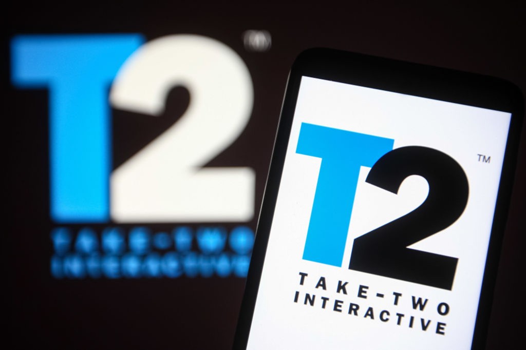 Se muestra un logotipo de Take-Two en un teléfono inteligente y una computadora