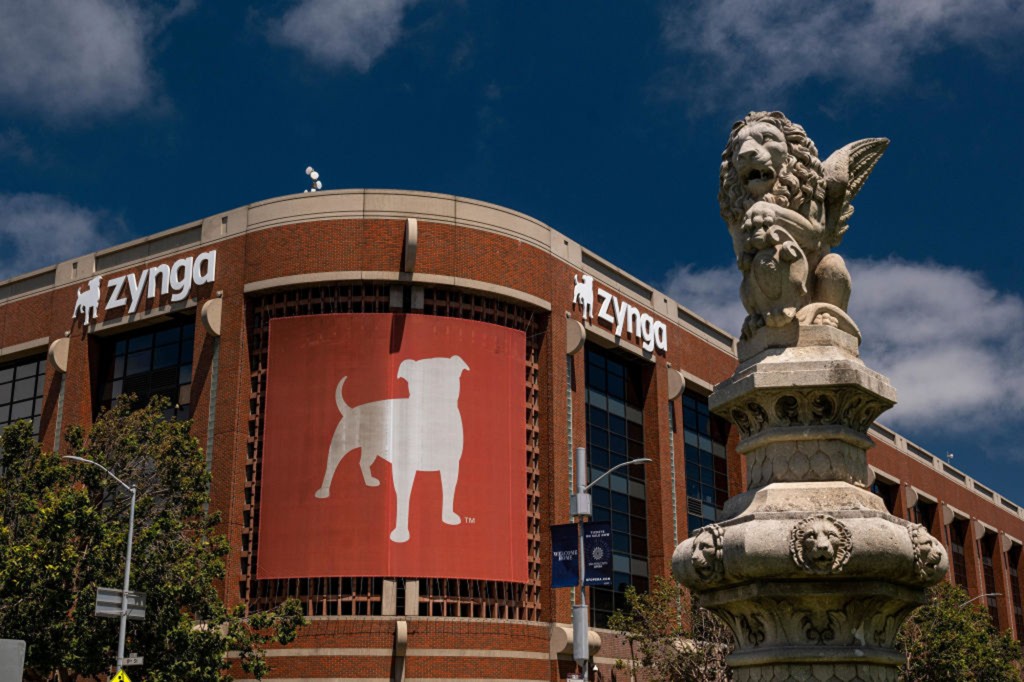 Edificio de ladrillo rojo con signo y logotipo de Zynga