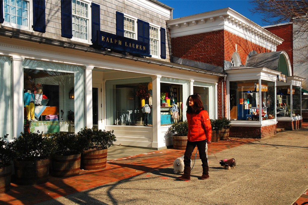 East Hampton, NY, EE. UU. 6 de marzo, una mujer pasea a su perro frente a tiendas de lujo en East Hampton, Nueva York;  ID de Shutterstock 565087870;  orden de compra: -;  trabajo: -;  cliente: -;  otro: -