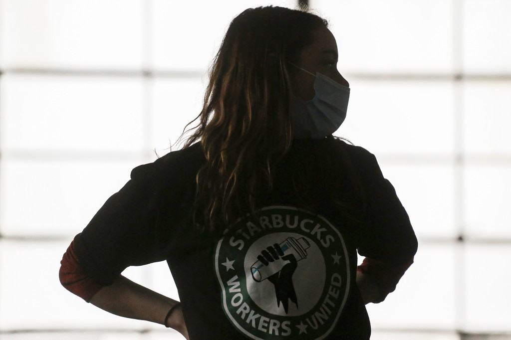 Trabajador con una camisa de huelga