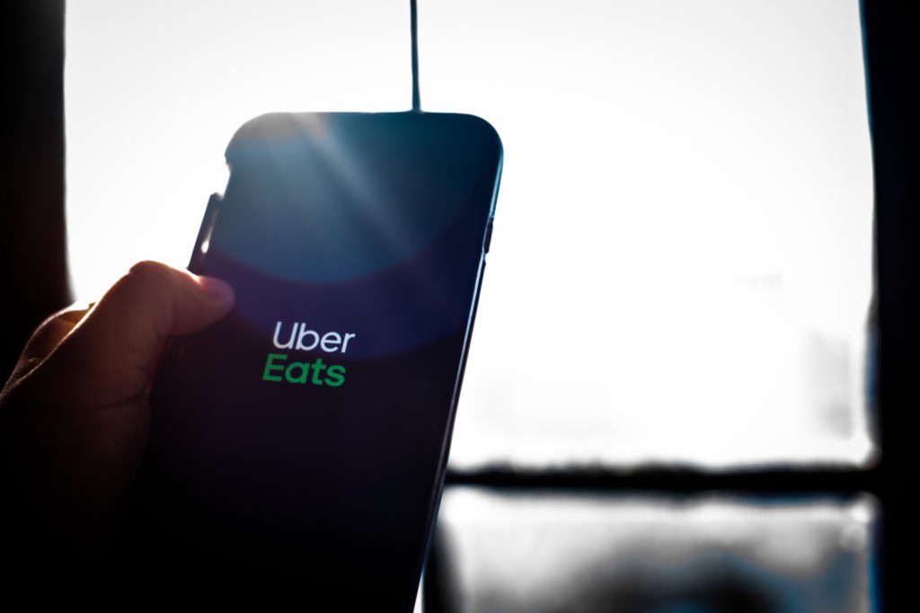 La aplicación Uber Eats mostrada en un teléfono inteligente.