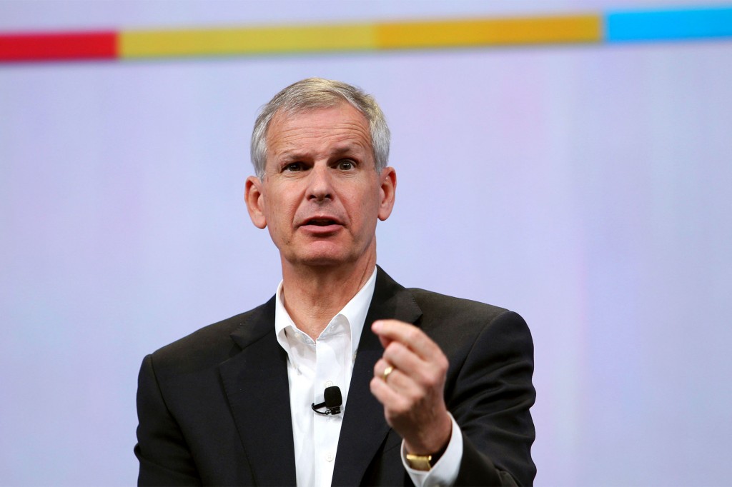 El presidente de Dish Network, Charlie Ergen, habla durante la conferencia anual de desarrolladores de Google en San Francisco, California, el 20 de mayo de 2010. El 15 de abril de 2013, Dish Network Corp, el segundo proveedor de televisión satelital de EE. UU., ofreció comprar el proveedor de servicios inalámbricos Sprint Nextel Corp por $25.5 mil millones en efectivo y acciones, un movimiento que podría inspirar a otras compañías de telecomunicaciones o video a considerar sus propias perspectivas de combinación.