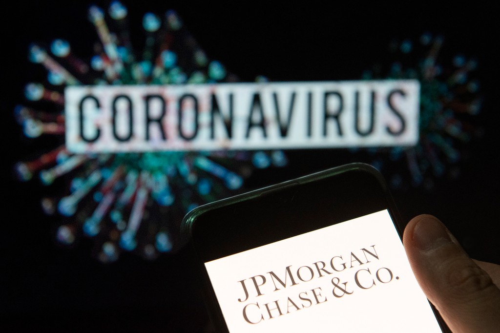 CHINA - 2020/03/23: En esta ilustración fotográfica, el logotipo de la empresa multinacional estadounidense de servicios financieros y bancos de inversión JPMorgan Chase & Co se muestra en un smartphone con un modelo informático del coronavirus COVID-19 en el fondo.  (Ilustración fotográfica de Budrul Chukrut/SOPA Images/LightRocket vía Getty Images)