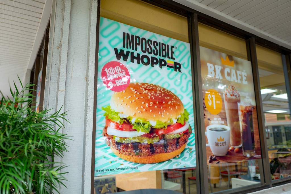 Firmar en la fachada de un Burger King anuncia el Impossible Whopper y BK Cafe 