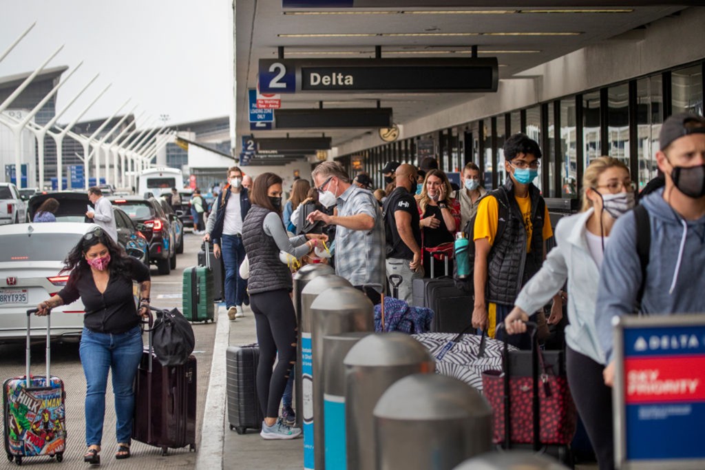 Los pasajeros ingresan a la sección Delta del aeropuerto.