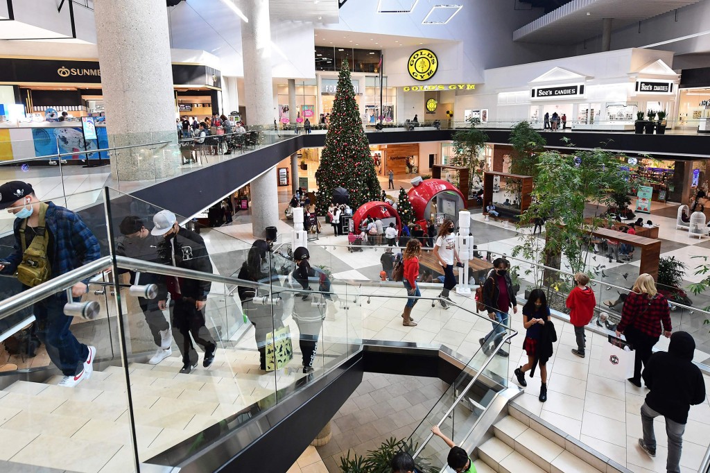 Compradores en un centro comercial.