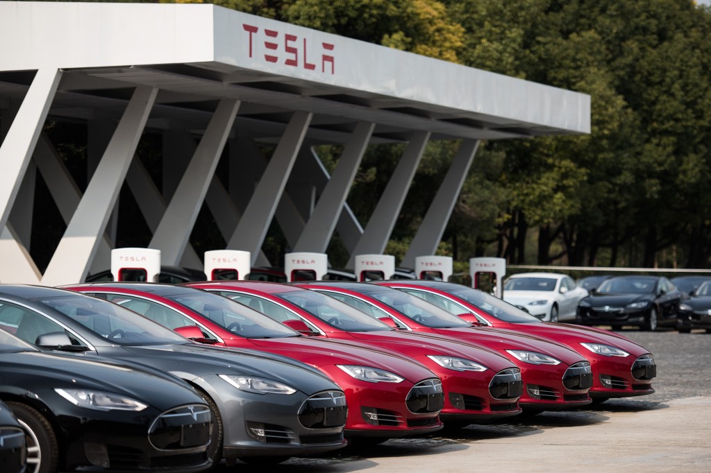 Una flota de autos Tesla alineados en el concesionario