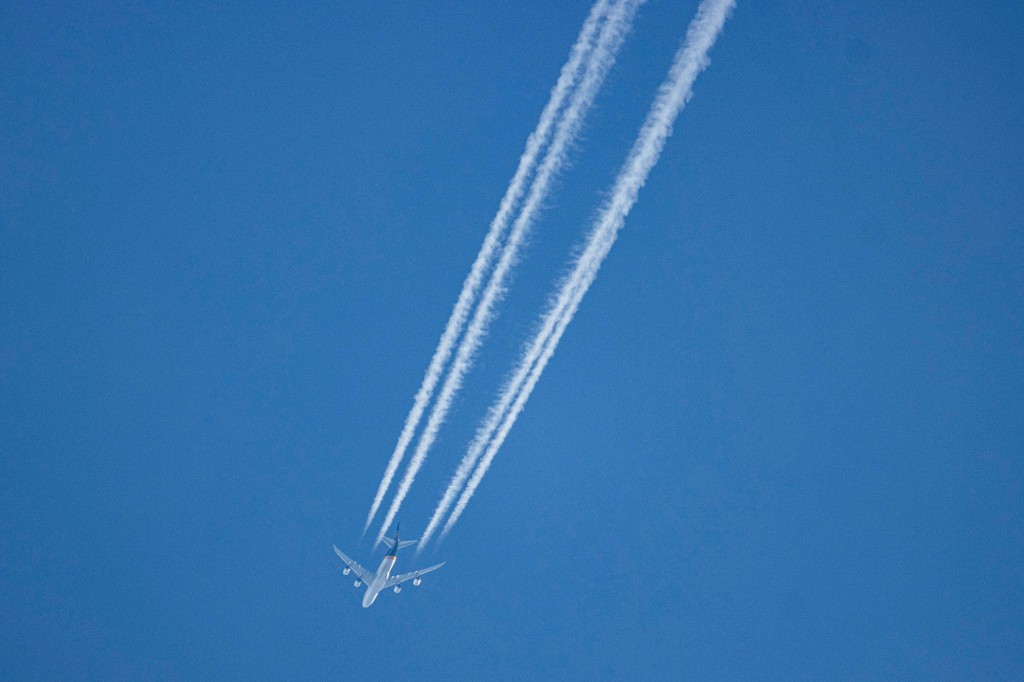 Un avión Boeing 747-8F de UPS volando en el cielo azul sobre los Países Bajos.