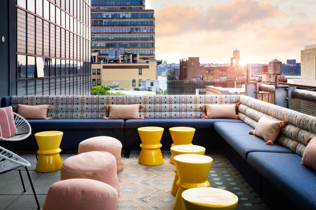 La terraza del Selina Hotel con exuberantes sofás y sillas.