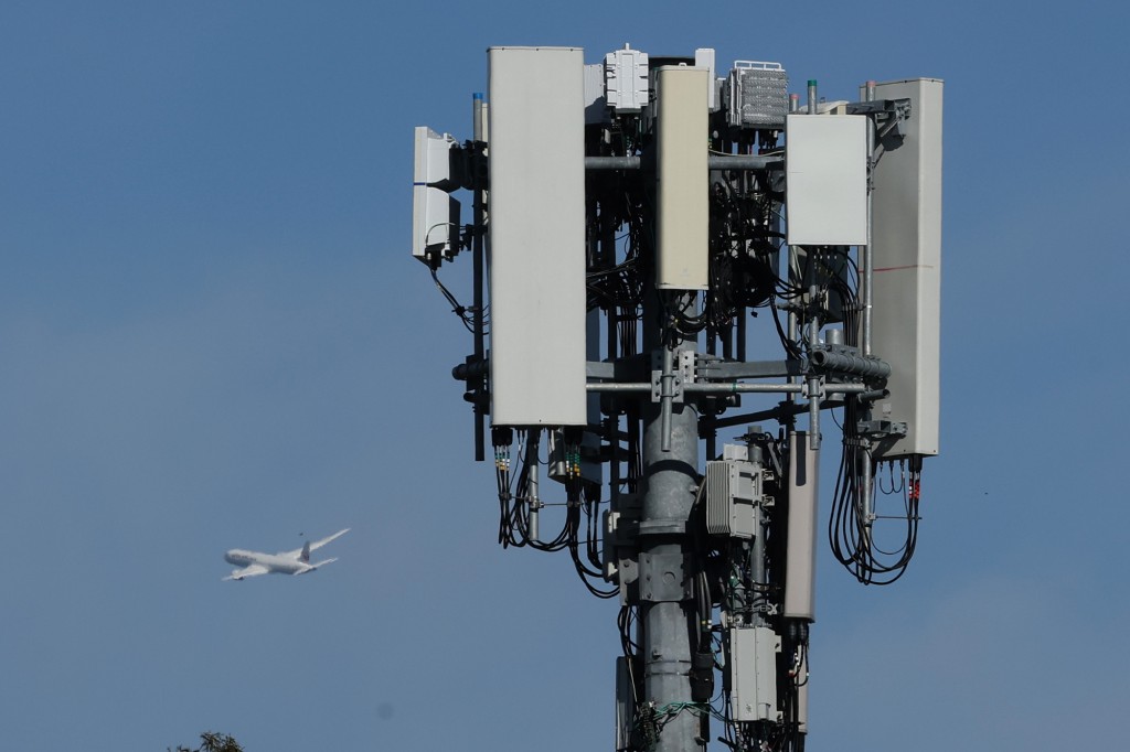 Un avión de United Airlines vuela junto a una torre celular cuando despega del Aeropuerto Internacional de San Francisco el 18 de enero.