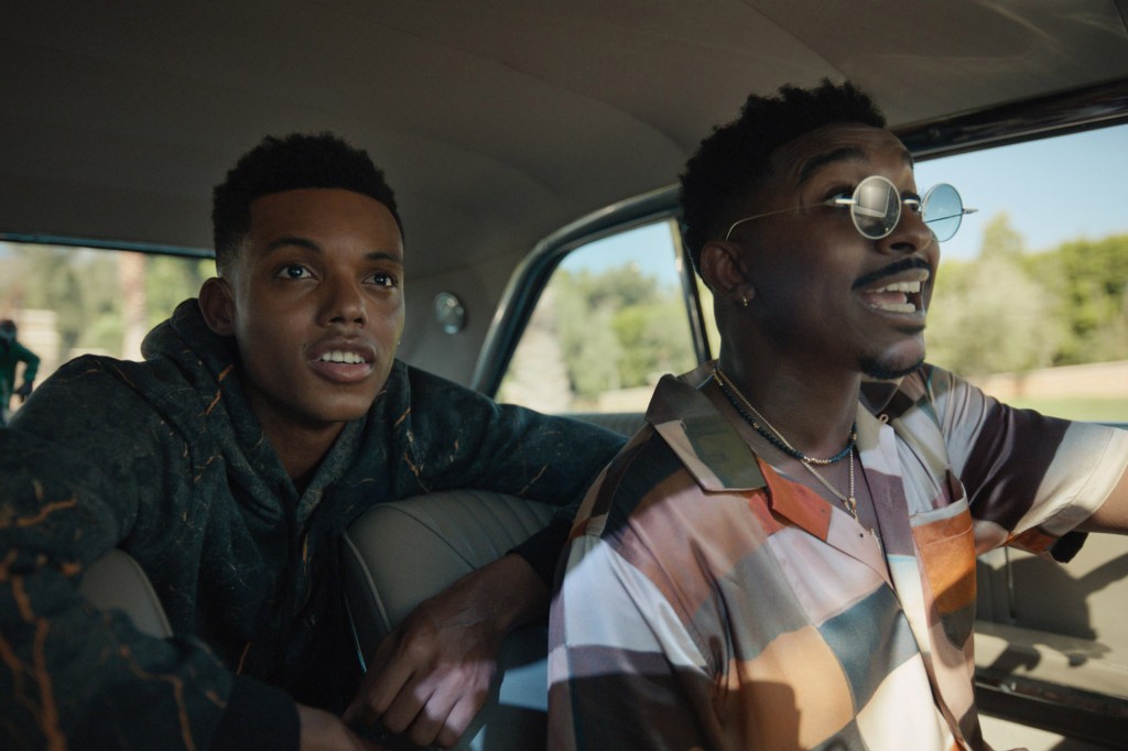 La imagen muestra un fotograma de BEL-AIR -- Temporada: 1 -- En esta captura de pantalla: (de izquierda a derecha) Jabari Banks como Will, Jordan L. Jones como Jazz