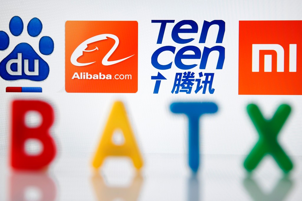 En esta ilustración fotográfica, los logotipos de Baidu, Alibaba, Tencent, Xiaomi y el acrónimo BATX se muestran en la pantalla de una computadora.