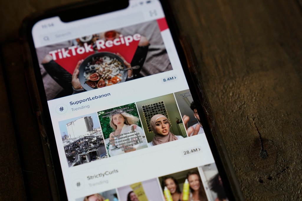   En esta ilustración fotográfica, la aplicación TikTok se muestra en un iPhone de Apple