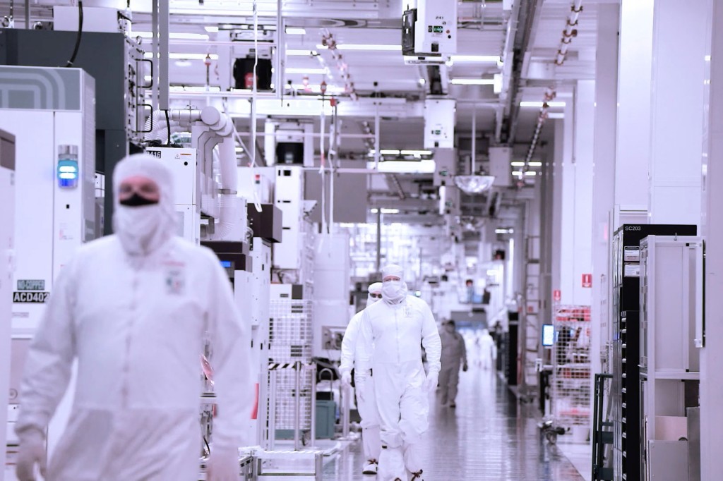 Trabajadores dentro de una fábrica de semiconductores de Intel en EE. UU.