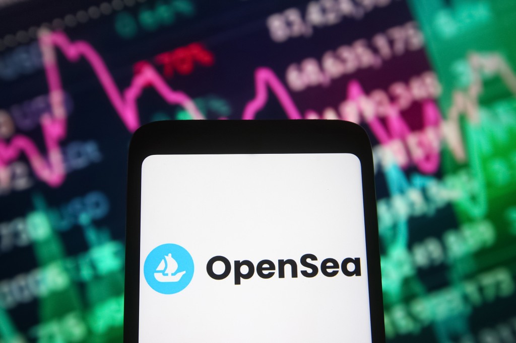 El logotipo de OpenSea que se muestra en un teléfono inteligente 