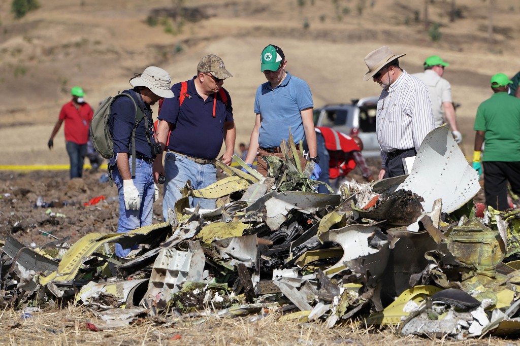 Los investigadores inspeccionan los escombros que quedaron del accidente de 2019 de un Boeing 737 Max operado por Ethiopian Airlines 