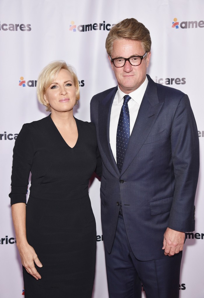 ARMONK, NY - 14 DE OCTUBRE: Los coanfitriones Mika Brzezinski (L) y Joe Scarborough asisten al Beneficio de Transporte Aéreo Americares 2017 en el Aeropuerto del Condado de Westchester el 14 de octubre de 2017 en Armonk, Nueva York.  (Foto de Bryan Bedder/Getty Images para Americares)