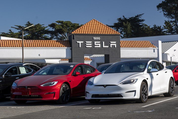 Un adolescente logró hackear varios vehículos Tesla.  Foto Bloomberg