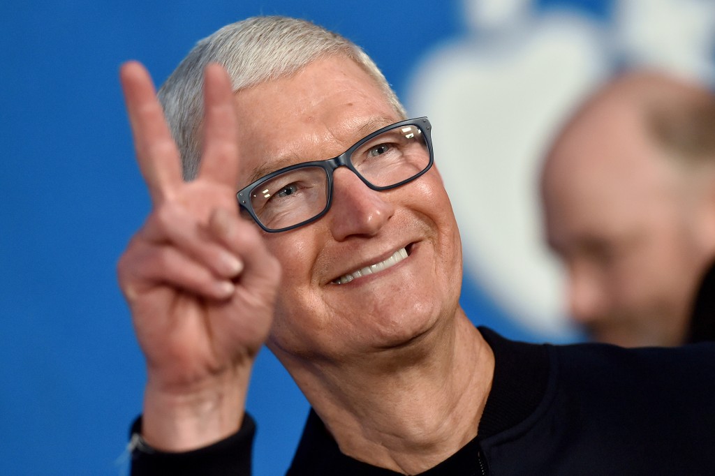 WEST HOLLYWOOD, CALIFORNIA - 15 DE JULIO: El CEO de Apple, Tim Cook, asiste a Apple's "ted lasso" Estreno de la temporada 2 en Pacific Design Center el 15 de julio de 2021 en West Hollywood, California.  (Foto de Axelle/Bauer-Griffin/FilmMagic)