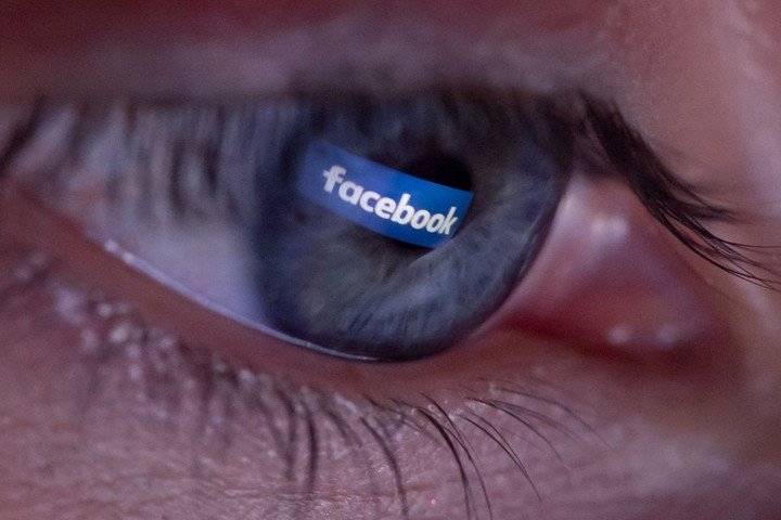 Facebook fue una de las redes sociales que más contribuyó a la polarización.  foto AFP