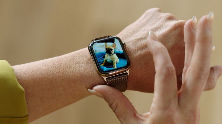 Hasta ahora, el Apple Watch era la clave para desbloquear un iPhone con mascarilla.  Foto: EFE