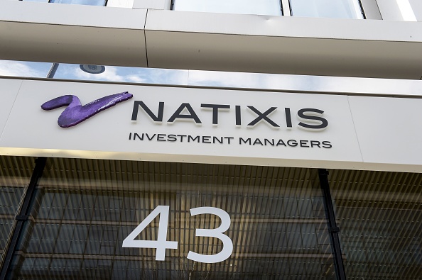 Signo y logotipo de Natixis en un edificio