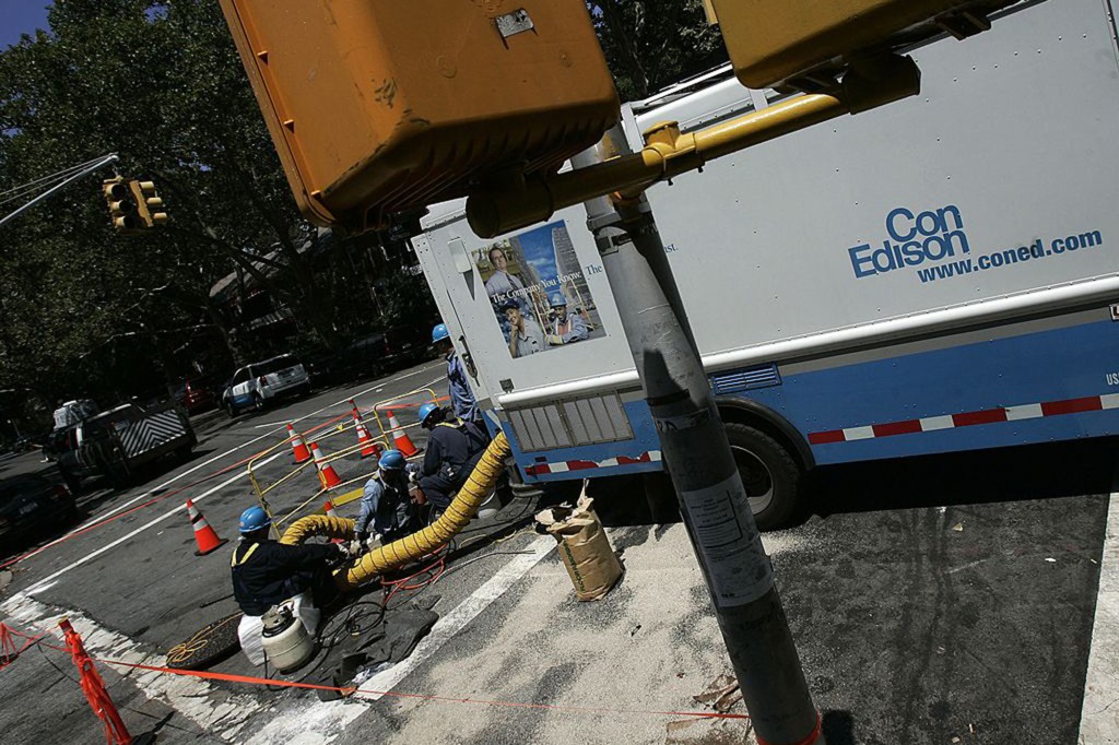 NUEVA YORK - 24 DE JULIO: Los técnicos de Con Edison trabajan para restaurar la energía a lo largo de Skillman Avenue el 24 de julio de 2006 en el distrito de Queens de la ciudad de Nueva York.  Partes del distrito de Queens todavía están sufriendo un apagón cuando el corte de energía entra en su segunda semana.  (Foto de Chris Hondros/Getty Images)