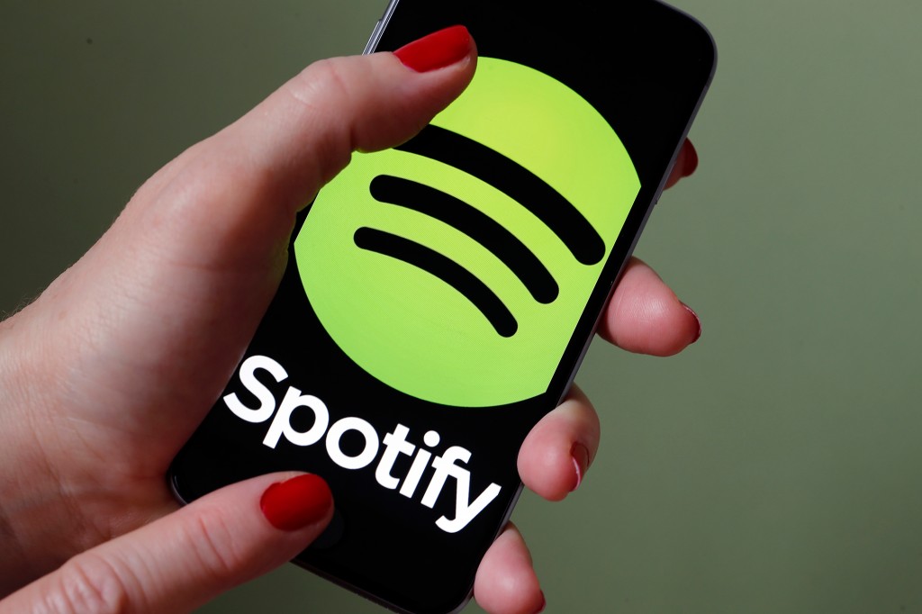 Logotipo de Spotify en la pantalla de un teléfono inteligente en una ilustración fotográfica