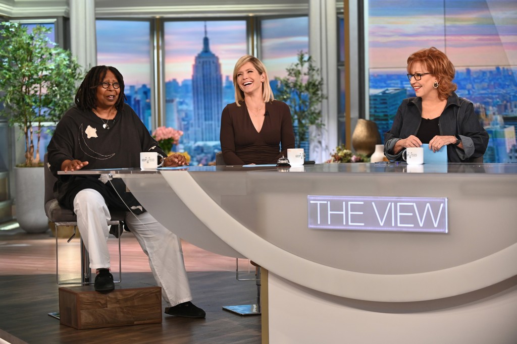 WHOOPI GOLDBERG, SARA HAINES, JOY BEHAR presentando la vista.