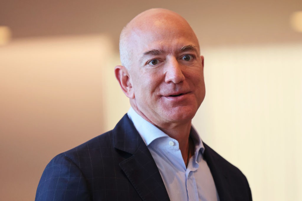 Bezos, uno de los hombres más ricos del mundo, es el fundador del gigante minorista en línea Amazon.