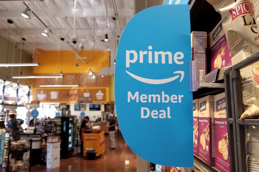 Señalización de Prime Member Deal en el pasillo de un mercado de Whole Foods propiedad de Amazon