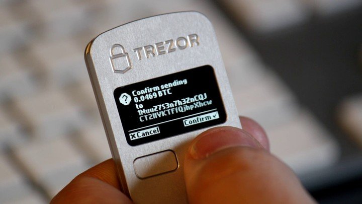 El Trezor tiene dos botones: para confirmar operaciones y actualizaciones de firmware.