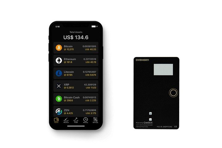 Coolwallet S. Se conecta vía Bluetooth, viene con una batería interna que dura dos semanas.  $30,000