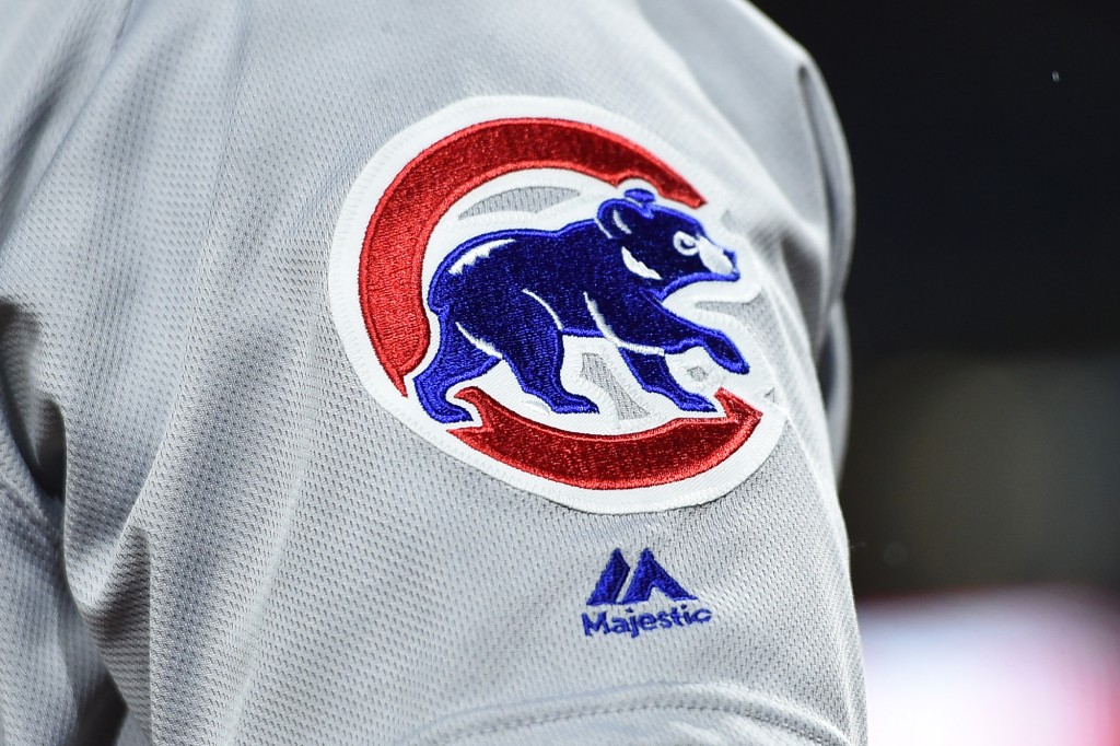 Primer plano del logo de los Cubs en una manga