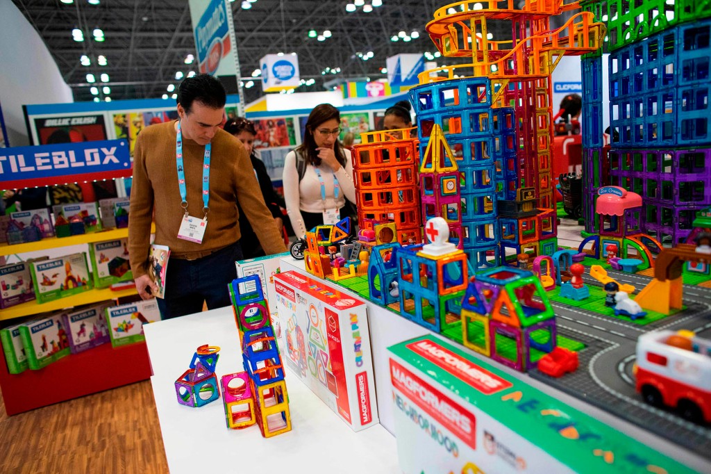 Un stand en Toy Fair que muestra la construcción de Magformers.