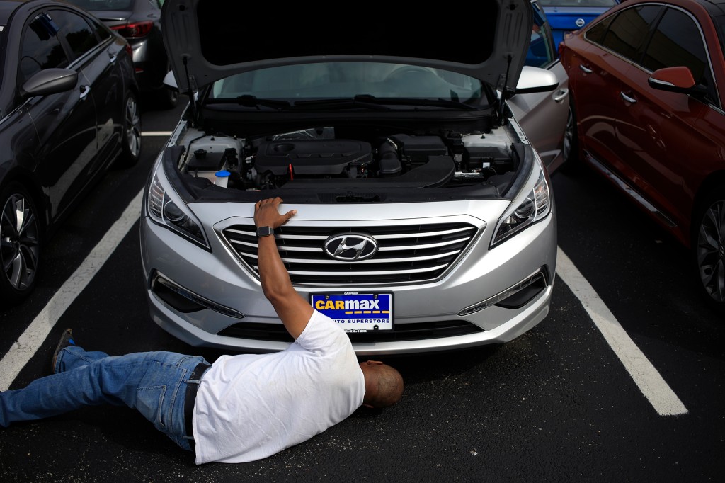 Mecánico trabajando en un Hyundai