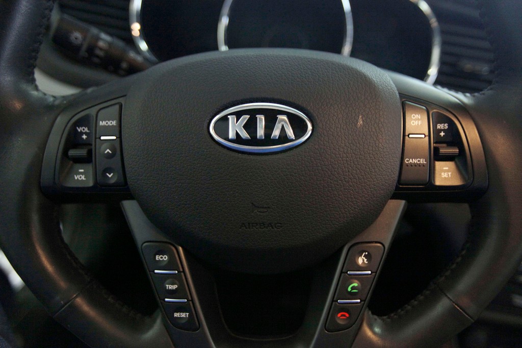 Un primer plano de un volante Kia