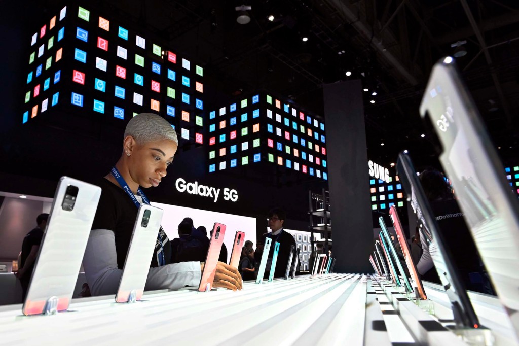 Un representante de Samsung ajusta la pantalla del Galaxy A71 en el stand de Samsung durante CES 2020 en el Centro de Convenciones de Las Vegas el 8 de enero de 2020 en Las Vegas, Nevada. 