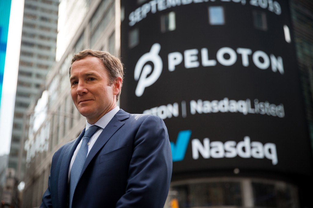 El fundador y ex director ejecutivo de Peloton, John Foley, de pie frente al Nasdaq.