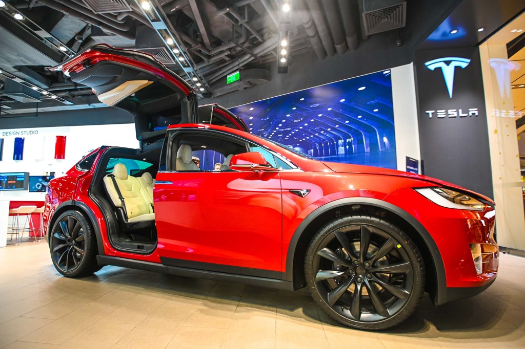 un vehículo Model X en exhibición